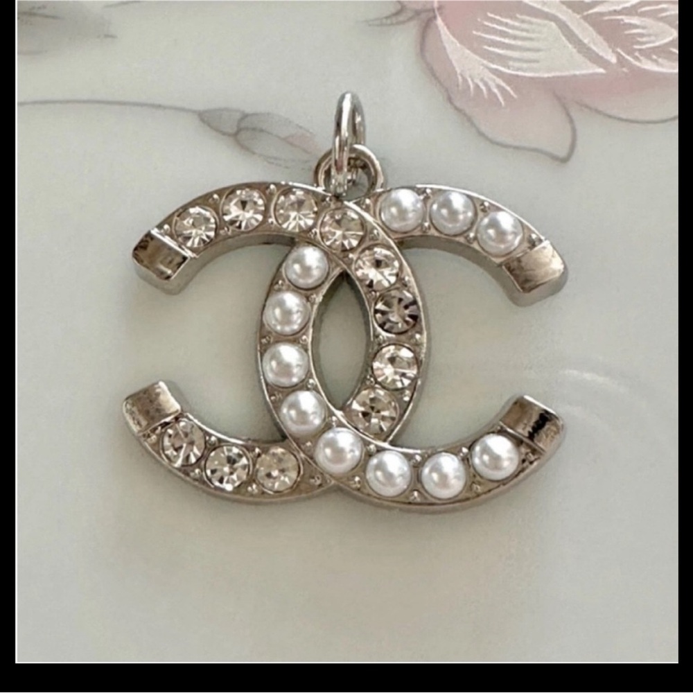 Chanel Silver and Pearl Designer pendant/necklace